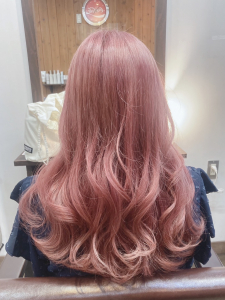 スタッフ「REINA」が担当したヘアスタイル「春らしいピンクカラー」